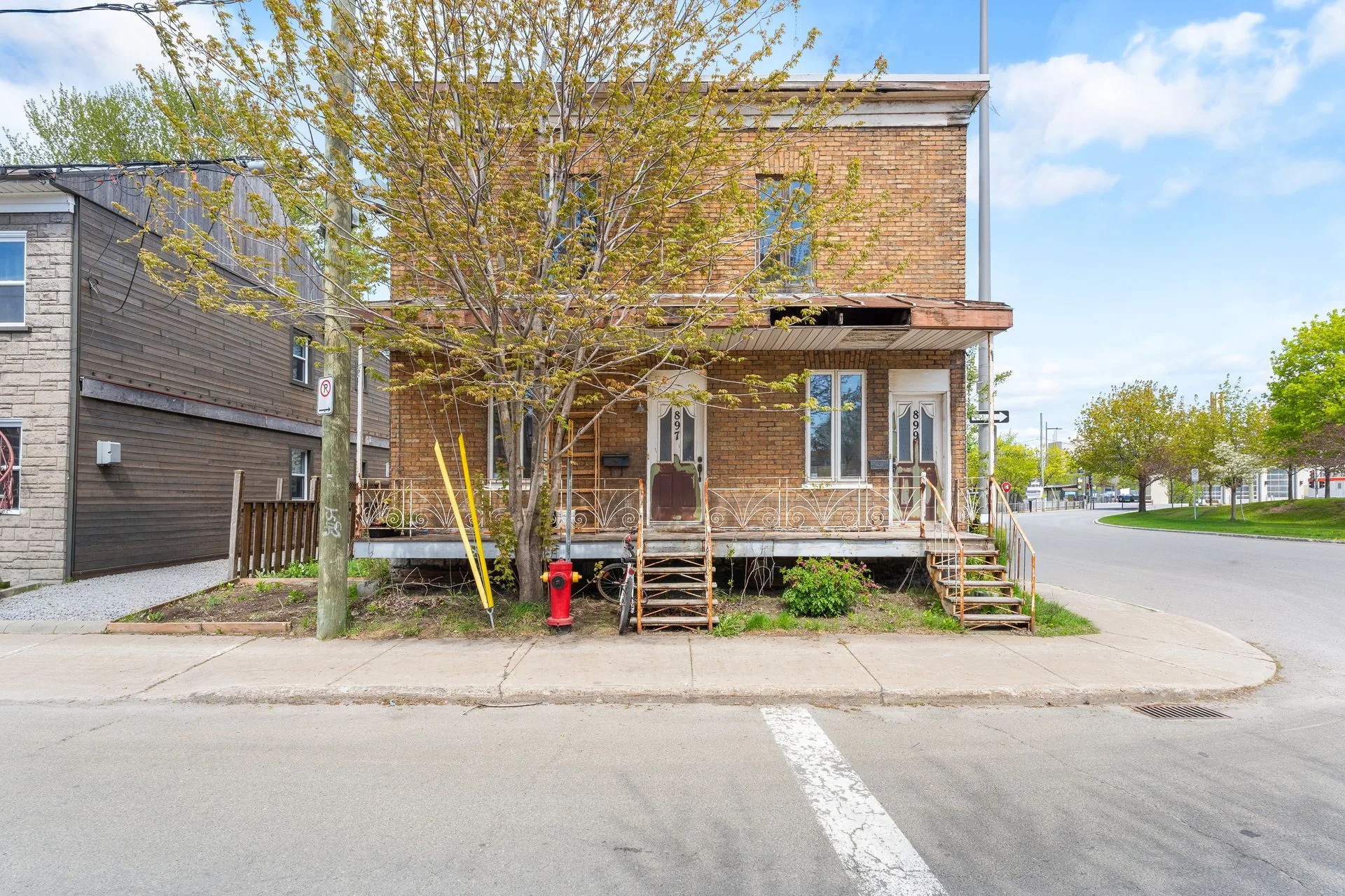 Photo réelle de l’inscription — 897, 3e Rue